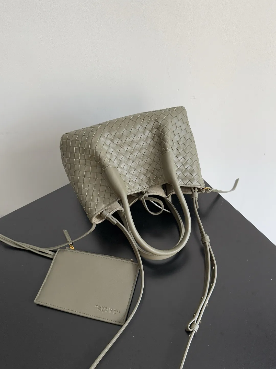 Batch 1660 BOTTEGA VENETA 2025 new product pinacoteca has super soft leather, and the weaving function, practicality and relaxed fashion sense have not been lost❤️‍🔥Amway has given sisters a must-have bag when going out. The size of the bag also accurately meets the commuting needs of urban beauties. It can accommodate mobile phones, keys, lipstick, powder, sunscreen, shopping bags...all of it! ! ! 🔥The capacity should not be underestimated~ It does not choose people, clothes, or occasions. With its majestic curved outline, exquisite woven texture, delicate edges and rounded handles, this woven vegetable basket bag truly achieves the goal of "dressing up and being fashionable without getting in the way"~ Are you interested in Jimei? Style number: 819004 Size: 24*15*12cm